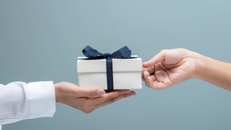 corporate-gift-giving-hands